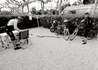 Imagen secundaria 1 - 1. En familia. Llegados desde Suiza, Cristoph, Mireille y las jóvenes Jeanne y su prima Flannah. 2. Deporte. La mayoría de las caravanas transportan bicicletas para poder moverse por el entorno más cercano. 3. Campamento. Biciletas y otros objetos de una familia