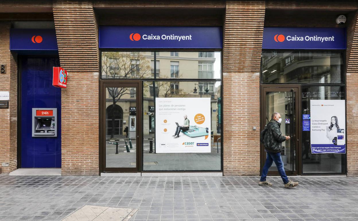 Una sucursal con cajero de una entidad bancaria valenciana. 