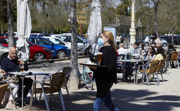 Los hosteleros piden al Consell cerrar a la 1.30 horas