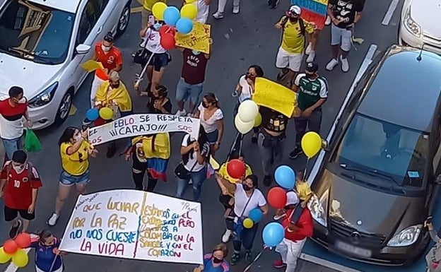 La protesta a su paso por la calle Patricio Ferrándiz. 