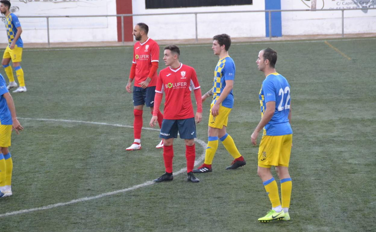 Jugadores del Pego y Dénia en el partido de la primera vuelta. 