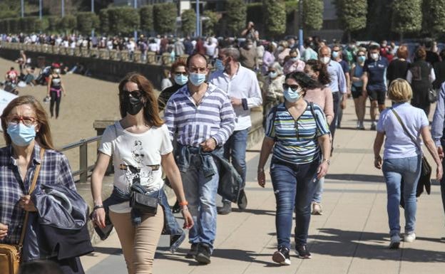 Algunos ciudadanos pasean con mascarilla y distancia.