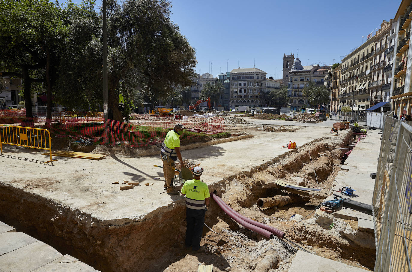 Las obras en el entorno de la plaza de la Reina avanzan y poco queda ya de su antigua imagen. Los jardines han terminado de desaparecer con la retirada de la tierra y los últimos setos mientras los operarios continúan con la remodelación del espacio, del que también se eliminarán próximamente las rampas del aparcamiento subterráneo.