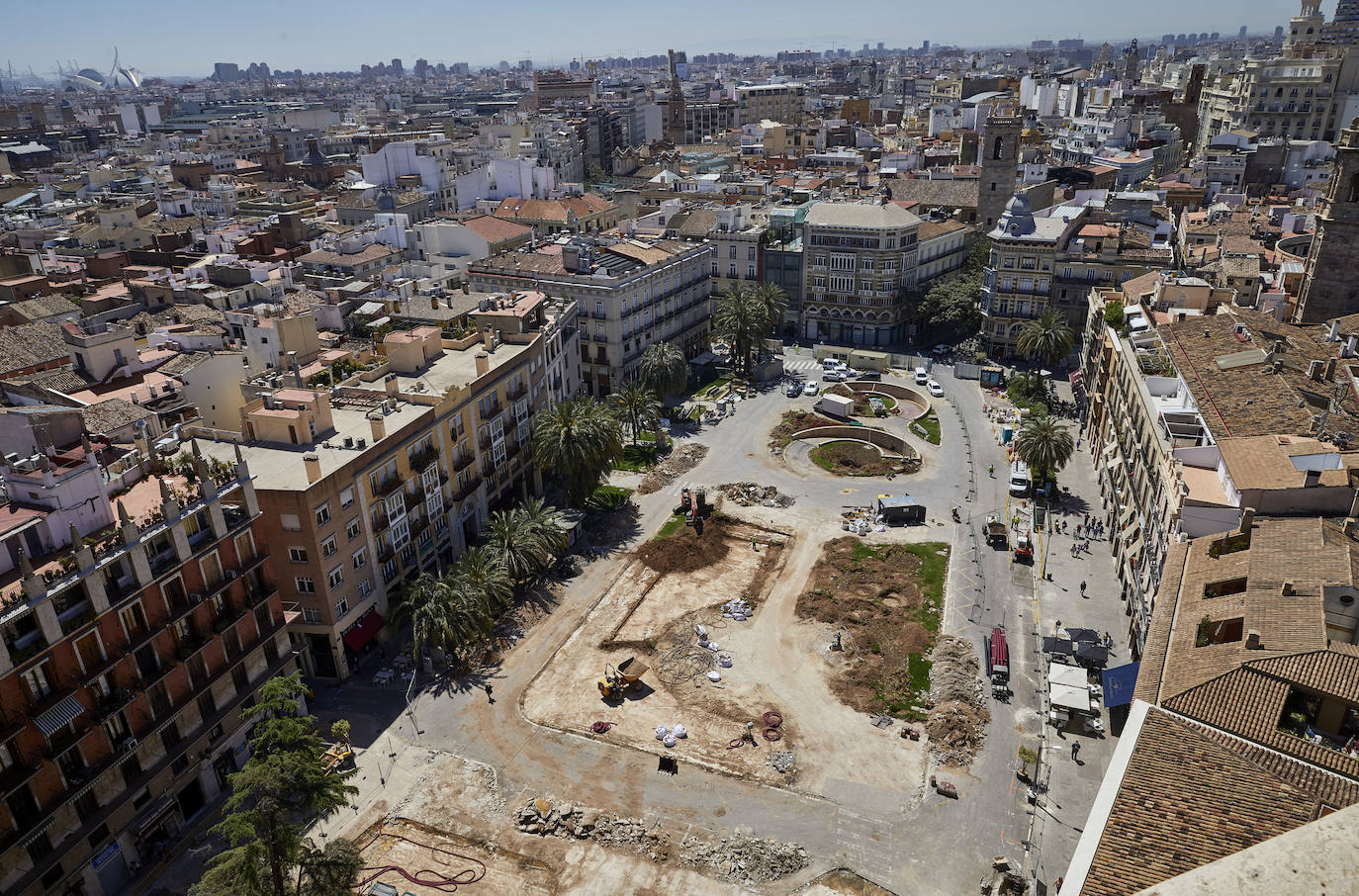 Las obras en el entorno de la plaza de la Reina avanzan y poco queda ya de su antigua imagen. Los jardines han terminado de desaparecer con la retirada de la tierra y los últimos setos mientras los operarios continúan con la remodelación del espacio, del que también se eliminarán próximamente las rampas del aparcamiento subterráneo.