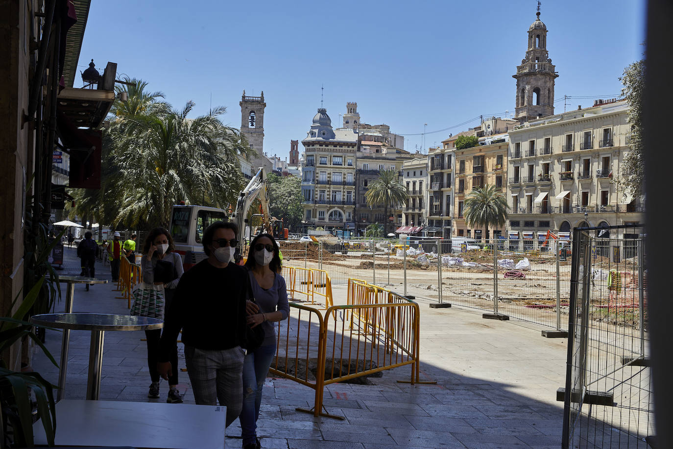 Las obras en el entorno de la plaza de la Reina avanzan y poco queda ya de su antigua imagen. Los jardines han terminado de desaparecer con la retirada de la tierra y los últimos setos mientras los operarios continúan con la remodelación del espacio, del que también se eliminarán próximamente las rampas del aparcamiento subterráneo.