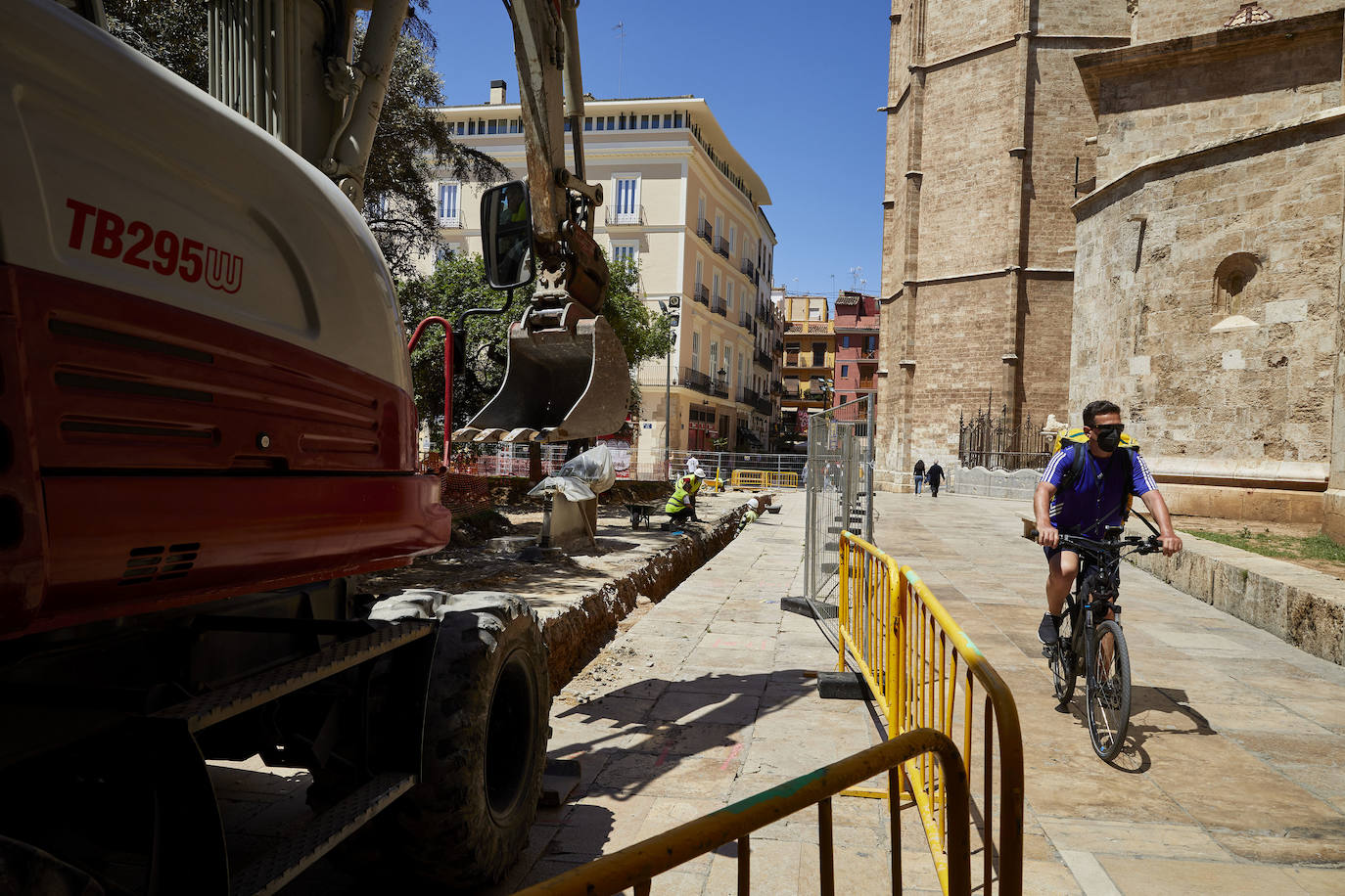 Las obras en el entorno de la plaza de la Reina avanzan y poco queda ya de su antigua imagen. Los jardines han terminado de desaparecer con la retirada de la tierra y los últimos setos mientras los operarios continúan con la remodelación del espacio, del que también se eliminarán próximamente las rampas del aparcamiento subterráneo.