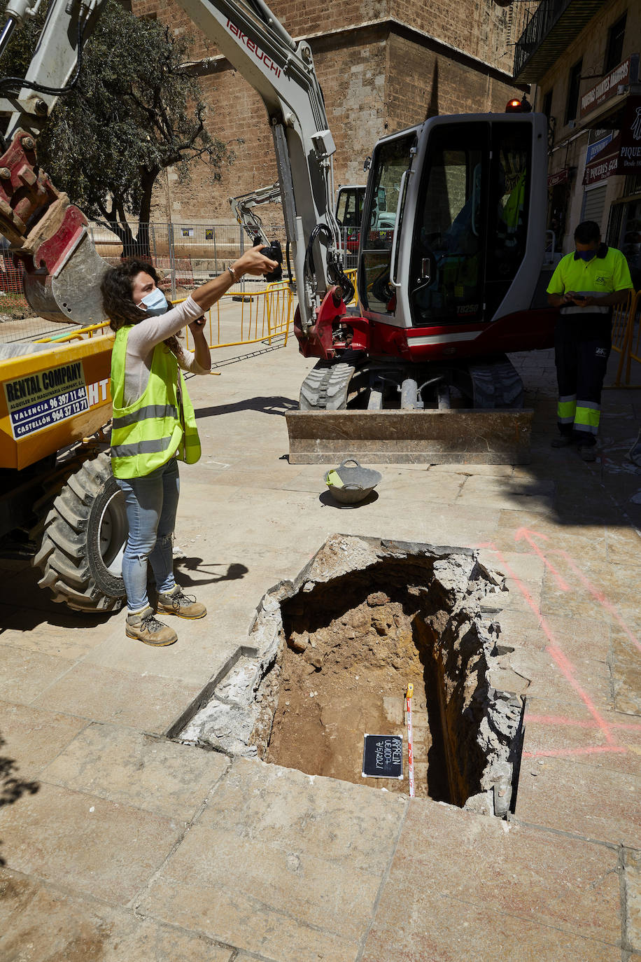 Las obras en el entorno de la plaza de la Reina avanzan y poco queda ya de su antigua imagen. Los jardines han terminado de desaparecer con la retirada de la tierra y los últimos setos mientras los operarios continúan con la remodelación del espacio, del que también se eliminarán próximamente las rampas del aparcamiento subterráneo.