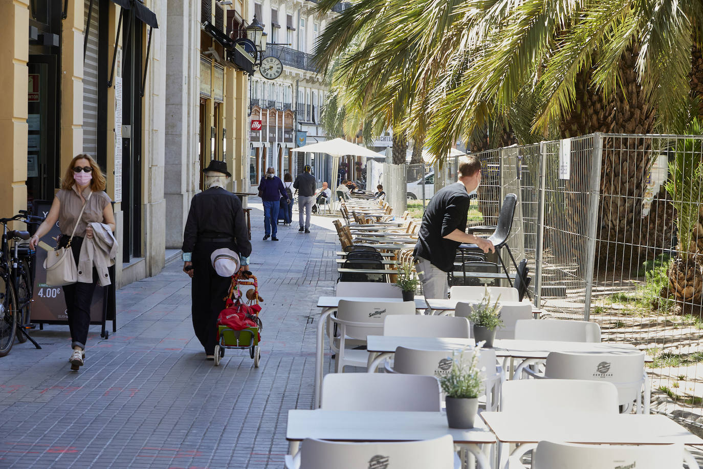 Las obras en el entorno de la plaza de la Reina avanzan y poco queda ya de su antigua imagen. Los jardines han terminado de desaparecer con la retirada de la tierra y los últimos setos mientras los operarios continúan con la remodelación del espacio, del que también se eliminarán próximamente las rampas del aparcamiento subterráneo.