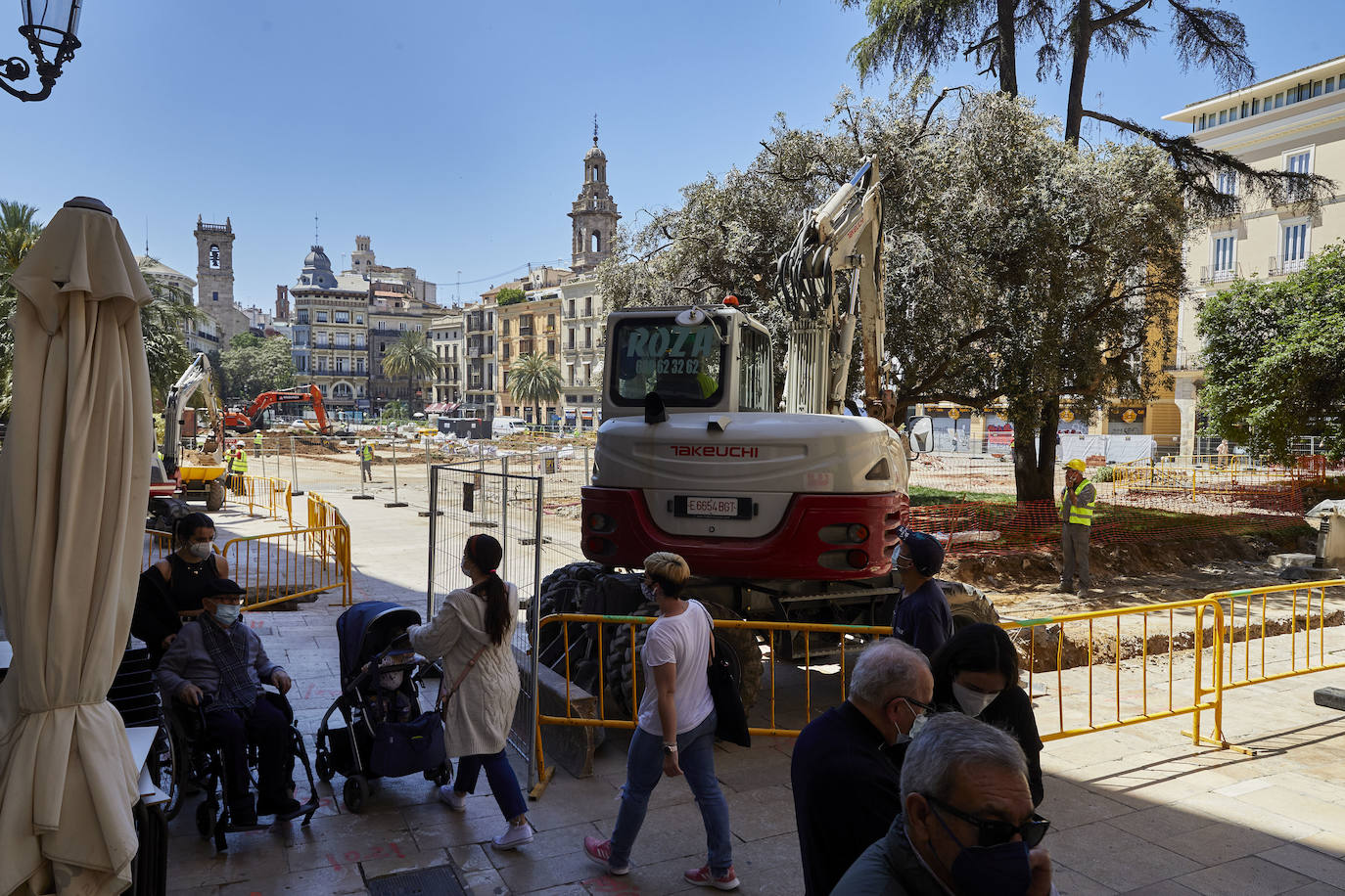 Las obras en el entorno de la plaza de la Reina avanzan y poco queda ya de su antigua imagen. Los jardines han terminado de desaparecer con la retirada de la tierra y los últimos setos mientras los operarios continúan con la remodelación del espacio, del que también se eliminarán próximamente las rampas del aparcamiento subterráneo.