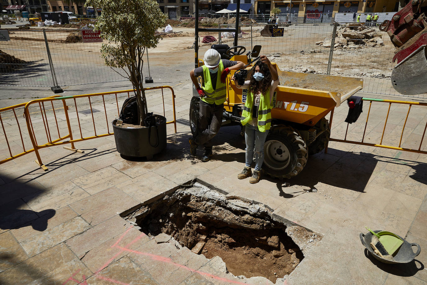 Las obras en el entorno de la plaza de la Reina avanzan y poco queda ya de su antigua imagen. Los jardines han terminado de desaparecer con la retirada de la tierra y los últimos setos mientras los operarios continúan con la remodelación del espacio, del que también se eliminarán próximamente las rampas del aparcamiento subterráneo.