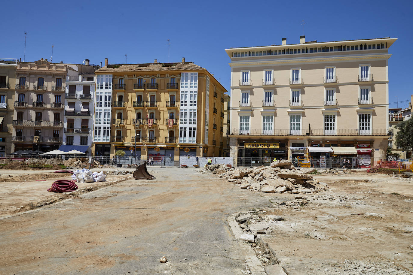 Las obras en el entorno de la plaza de la Reina avanzan y poco queda ya de su antigua imagen. Los jardines han terminado de desaparecer con la retirada de la tierra y los últimos setos mientras los operarios continúan con la remodelación del espacio, del que también se eliminarán próximamente las rampas del aparcamiento subterráneo.