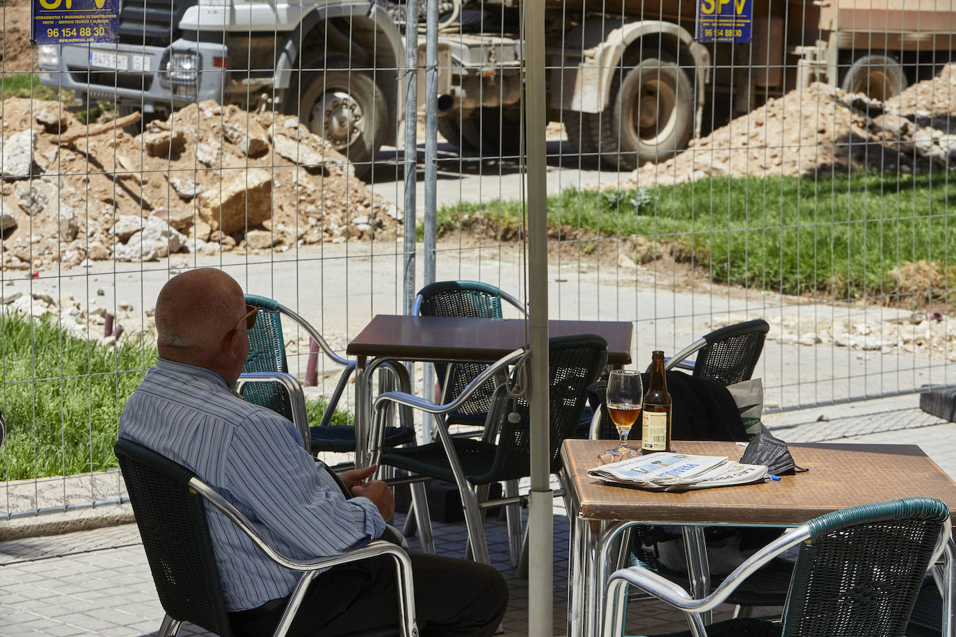 Las obras en el entorno de la plaza de la Reina avanzan y poco queda ya de su antigua imagen. Los jardines han terminado de desaparecer con la retirada de la tierra y los últimos setos mientras los operarios continúan con la remodelación del espacio, del que también se eliminarán próximamente las rampas del aparcamiento subterráneo.