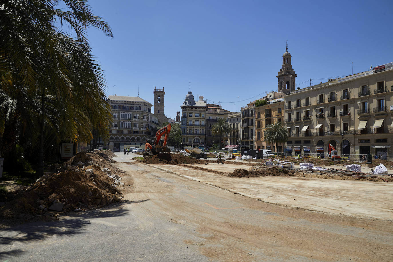 Las obras en el entorno de la plaza de la Reina avanzan y poco queda ya de su antigua imagen. Los jardines han terminado de desaparecer con la retirada de la tierra y los últimos setos mientras los operarios continúan con la remodelación del espacio, del que también se eliminarán próximamente las rampas del aparcamiento subterráneo.