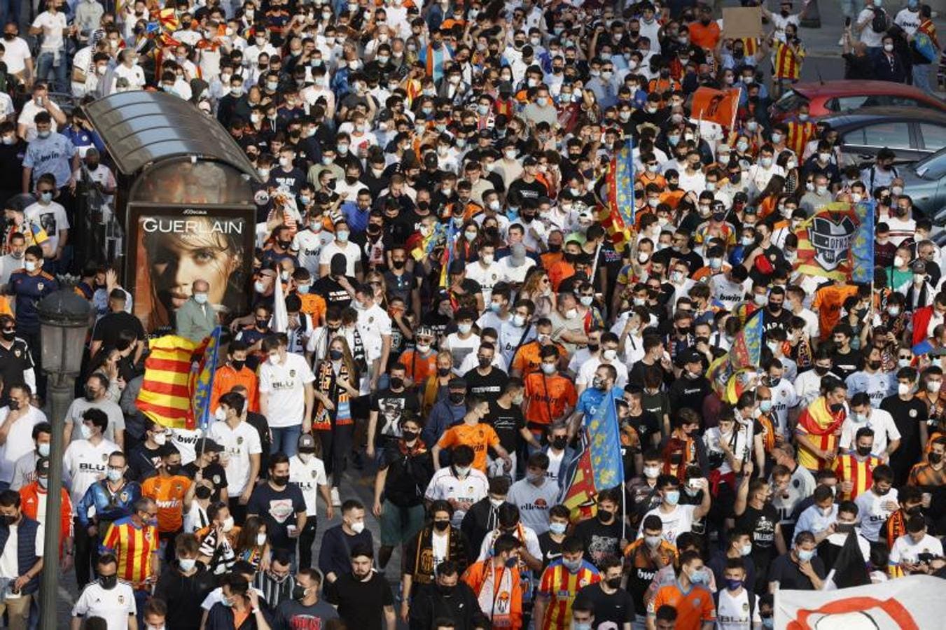 Miles de aficionados recorren la avenida de Aragón hasta Mestalla para pedirle al máximo accionista que se vaya del club. 