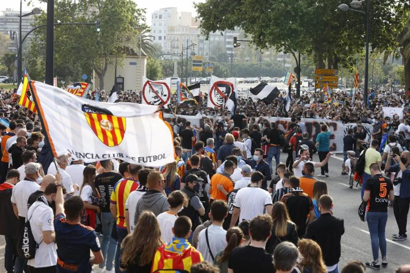 Miles de aficionados recorren la avenida de Aragón hasta Mestalla para pedirle al máximo accionista que se vaya del club. 