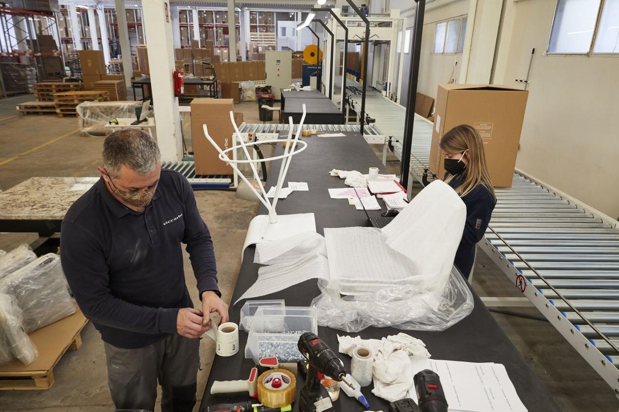 Trabajadores en una empresa de muebles. iván arlandis