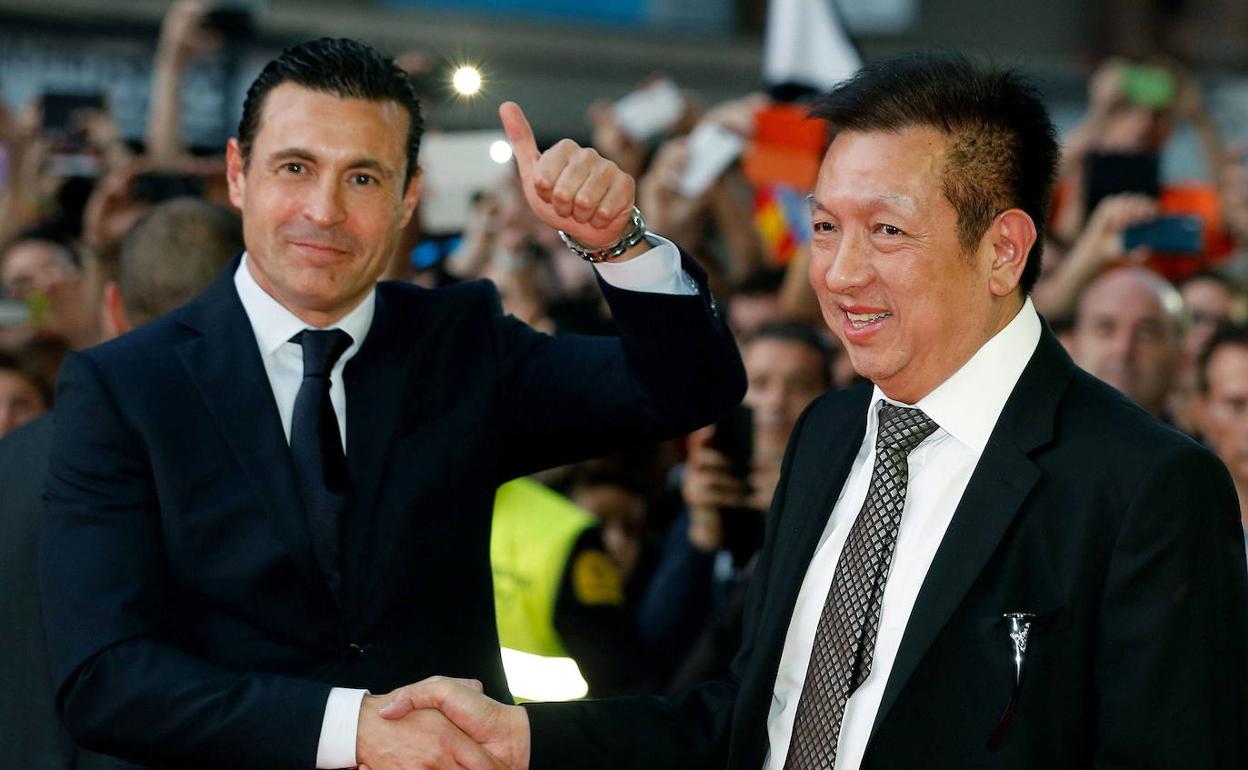 Amadeo Salvo y Peter Lim, en la llegada del empresario de Singapur a Mestalla en 2014.