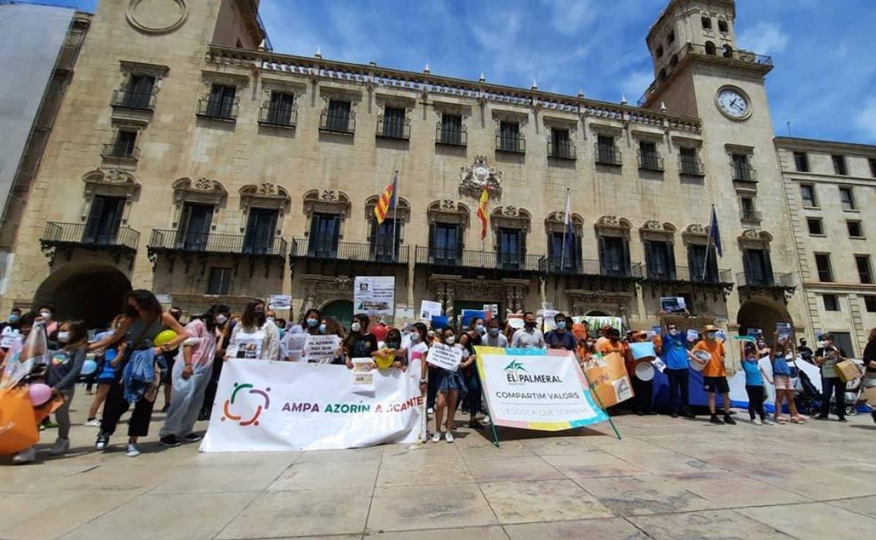 Protesta de este sábado frente al Ayuntamiento de Alicante. 