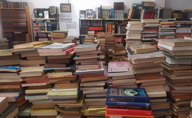 Imagen principal - Alrededor de 10.000 libros han depositado en el Club de los Libros Libres. En la imagen se ve un ejemplar en alemán de 'El capital', de Marx y también las instrucciones para poder rescatar libros del cementerio. 