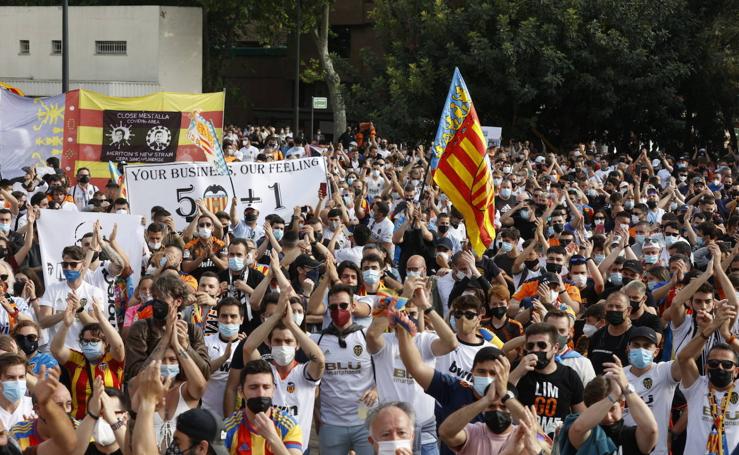 Manifestación de la afición del Valencia CF contra Lim