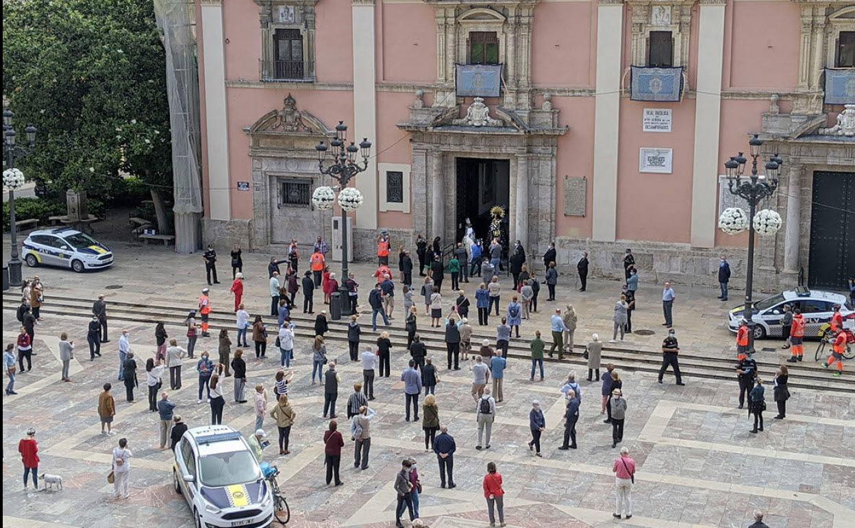 Fieles congregados en 2020 en la plaza de la Virgen con la Mare de Déu en una de las puertas.