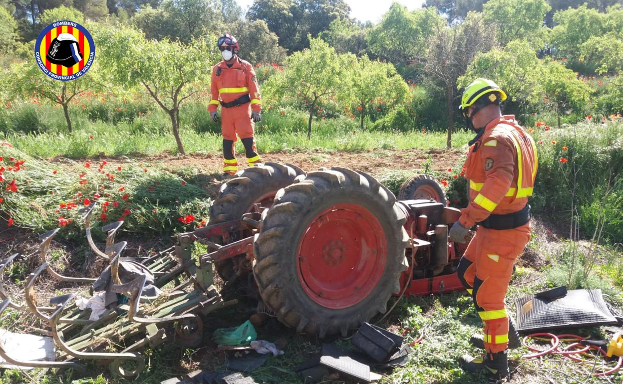 El tractor volcado tras el accidente. 