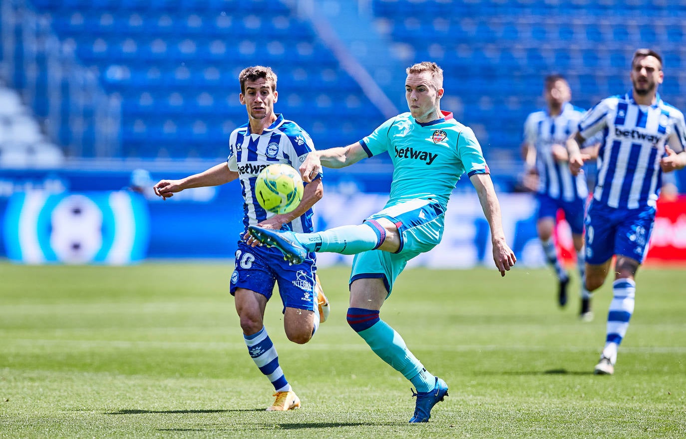 Fotos: Las mejores imágenes del Deportivo Alavés-Levante UD