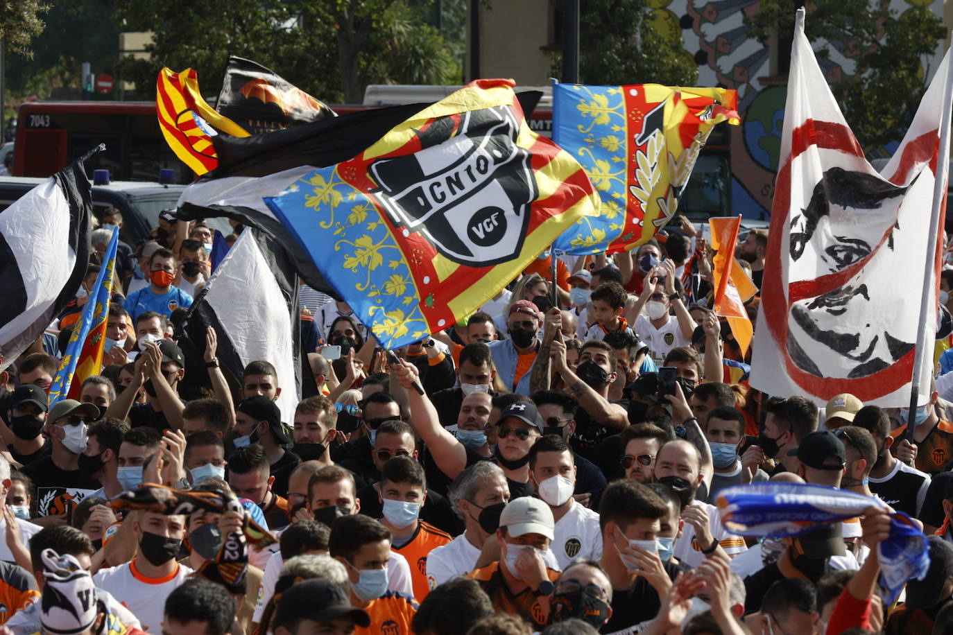 Miles de aficionados recorren la avenida de Aragón hasta Mestalla para pedirle al máximo accionista que se vaya del club. 