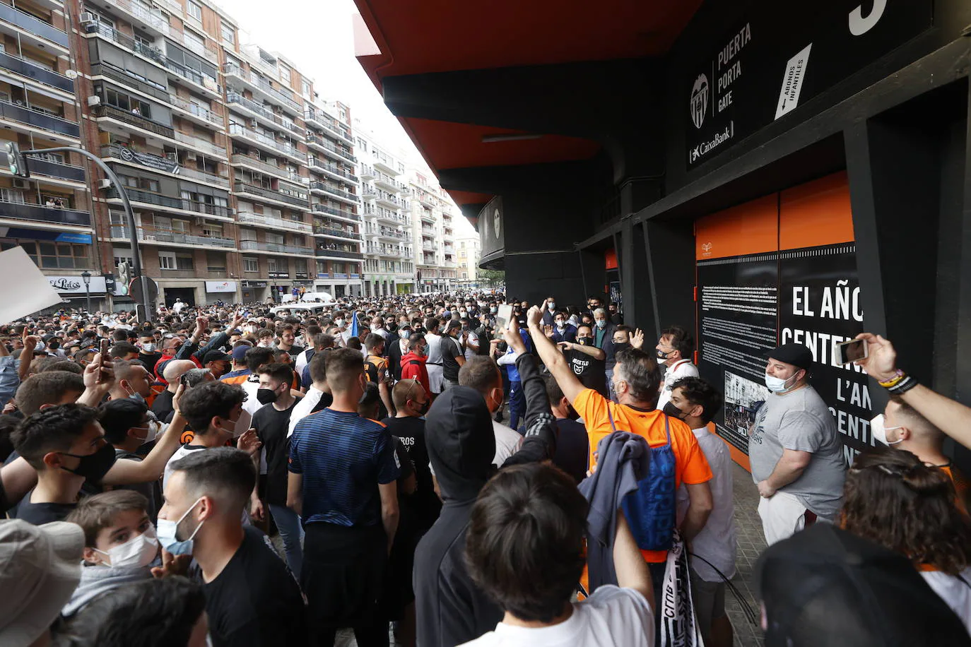 Miles de aficionados recorren la avenida de Aragón hasta Mestalla para pedirle al máximo accionista que se vaya del club. 