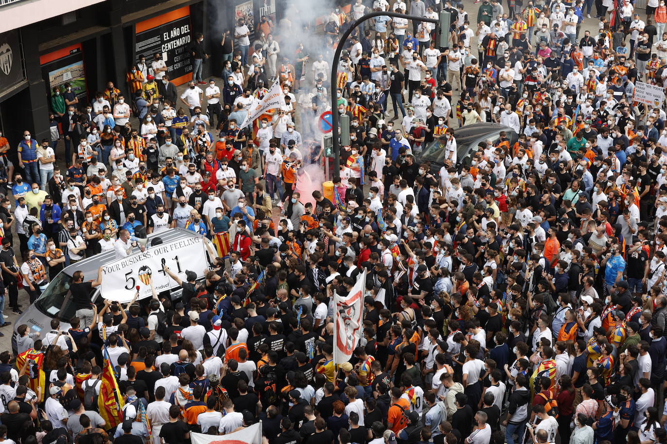 Miles de aficionados recorren la avenida de Aragón hasta Mestalla para pedirle al máximo accionista que se vaya del club. 