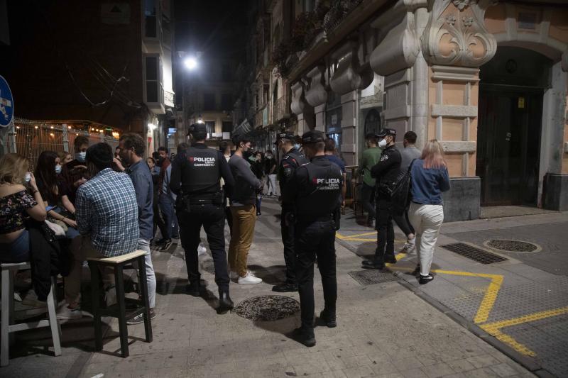 Fiesta en la calle el primer día sin estado de alarma. 