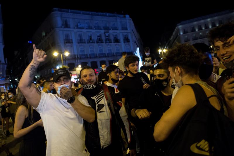 Fiesta en la calle el primer día sin estado de alarma. 