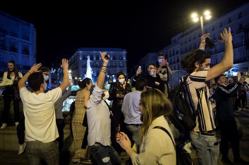 Fiesta en la calle el primer día sin estado de alarma. 