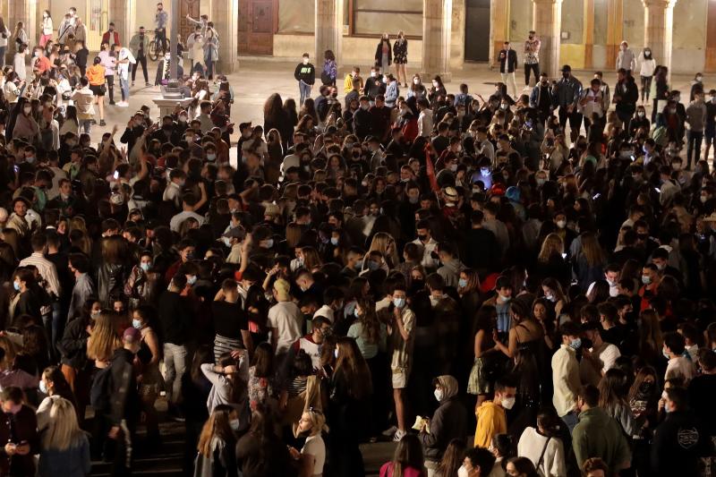 Fiesta en la calle el primer día sin estado de alarma. 