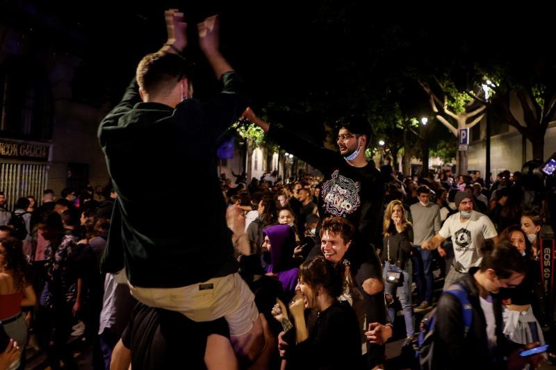 Fiesta en la calle el primer día sin estado de alarma. 