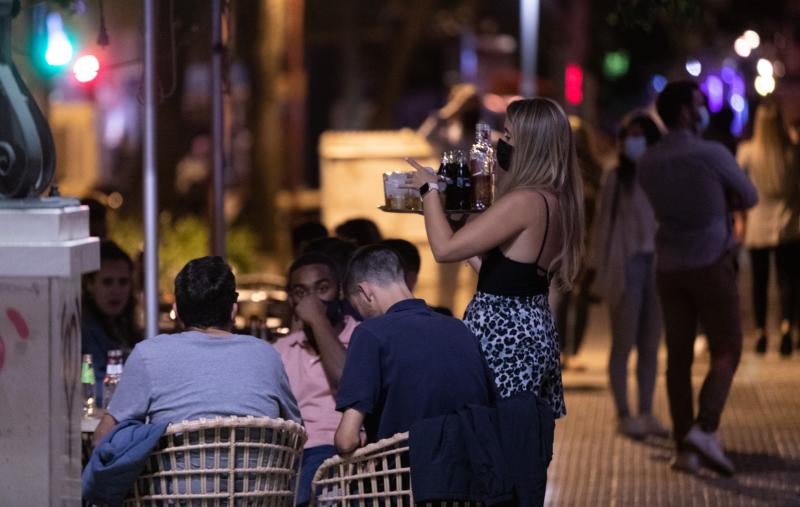 Fiesta en la calle el primer día sin estado de alarma. 