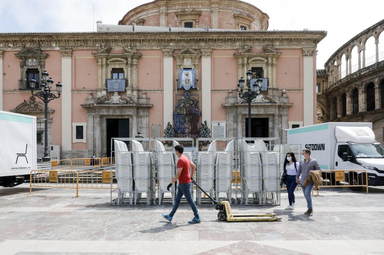 Sillas preparadas en la plaza de la Virgen para la celebración de esta mañana. irene marsilla