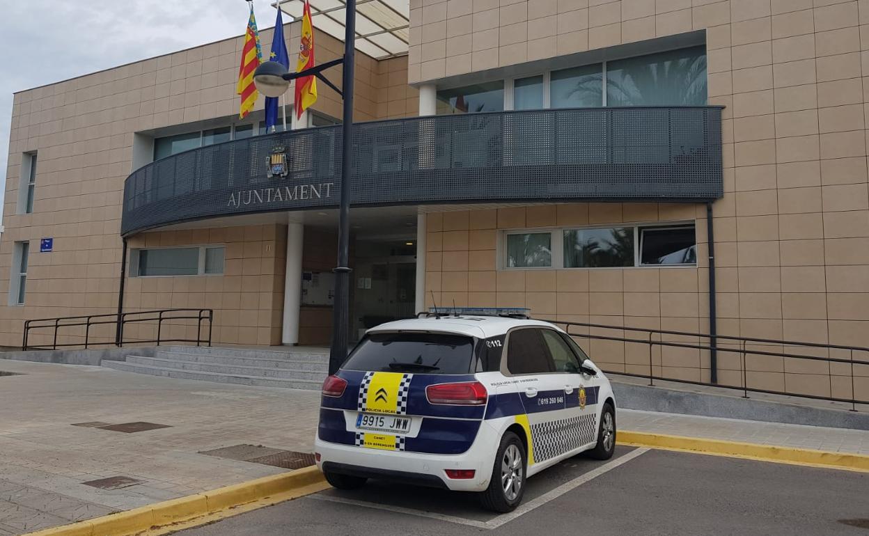 Un vehículo de la Policía Local de Canet d'en Berenguer. 
