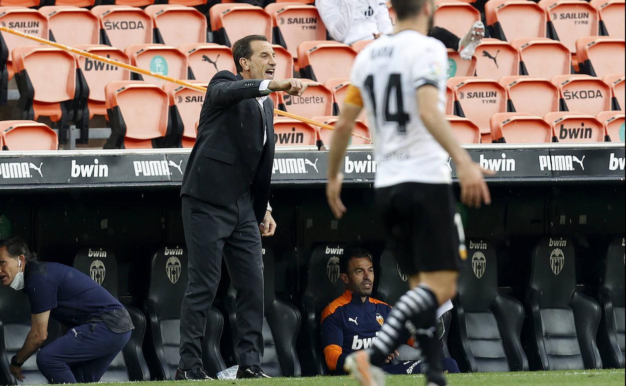 Voro, en Mestalla, en su séptimo estreno al frente del Valencia. 