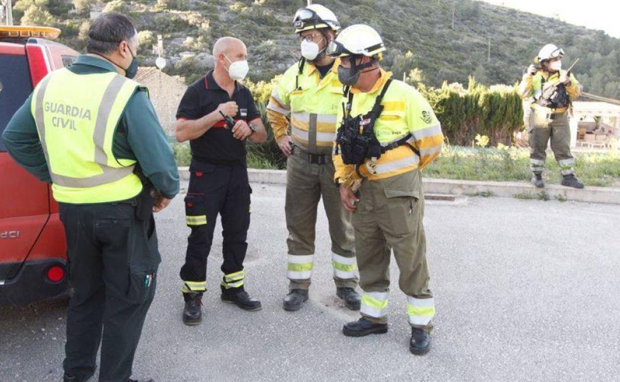 Bomberos y guardias civiles trabajan sobre el terreno desde primera hora de la tarde. 