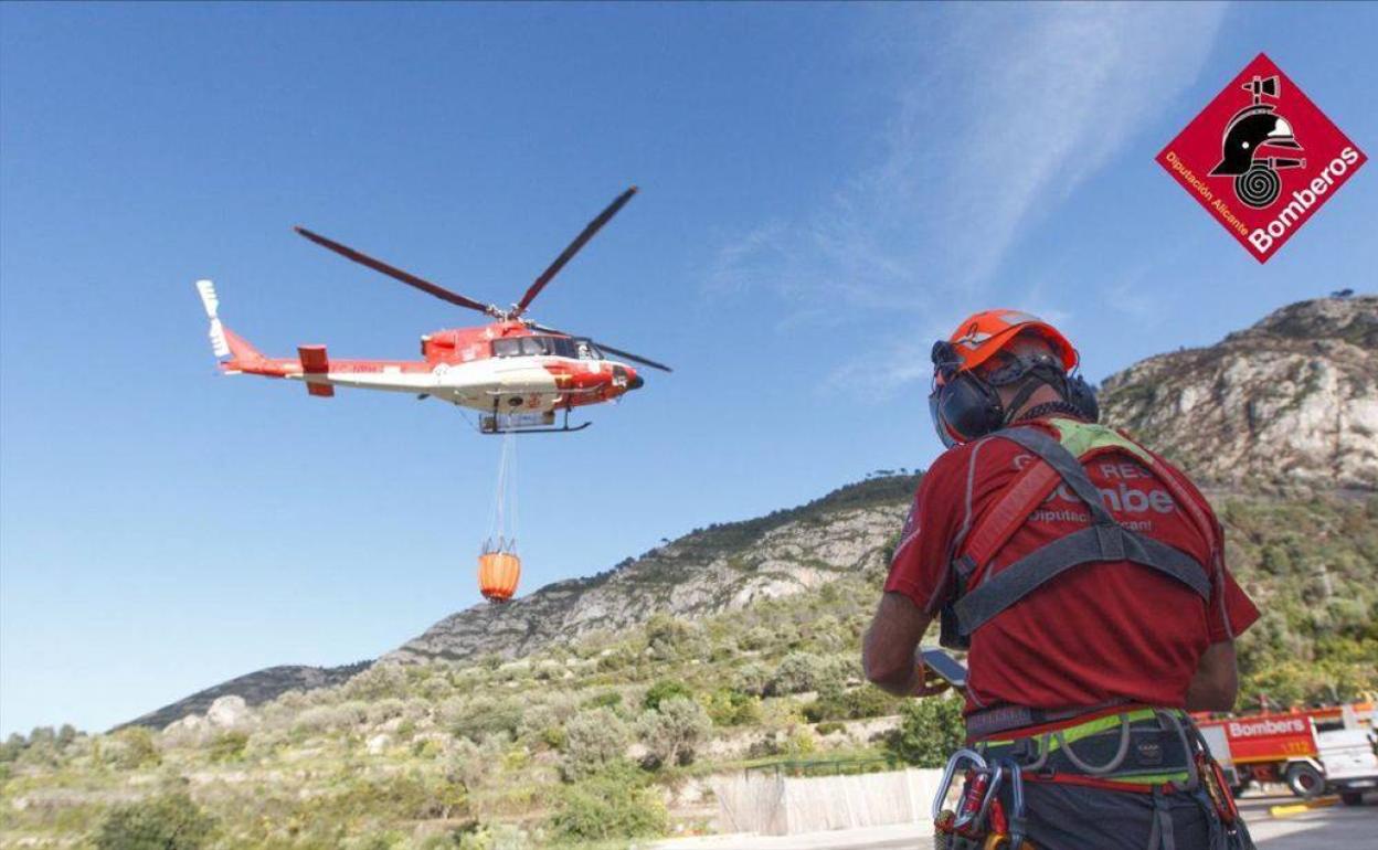 Intervención de los bomberos en el incendio declarado en Alcalalí. 