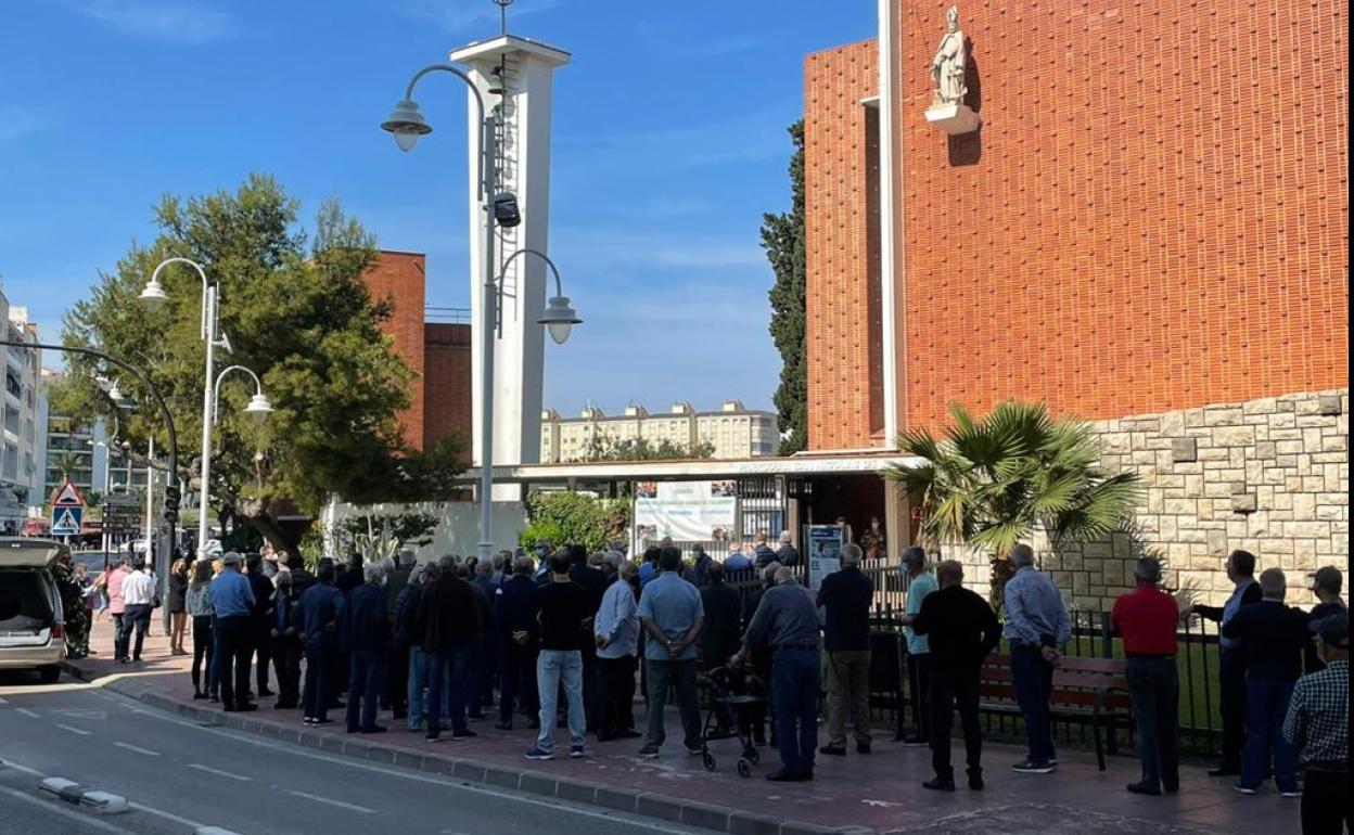 Una imagen de las afueras de la iglesia del Grau de Gandia. 