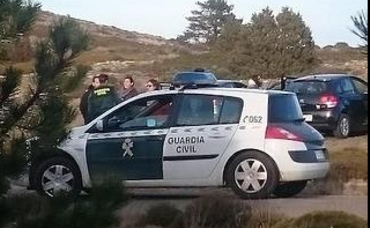 Una patrulla de la Guardia Civil en las inmediaciones de la base militar . 