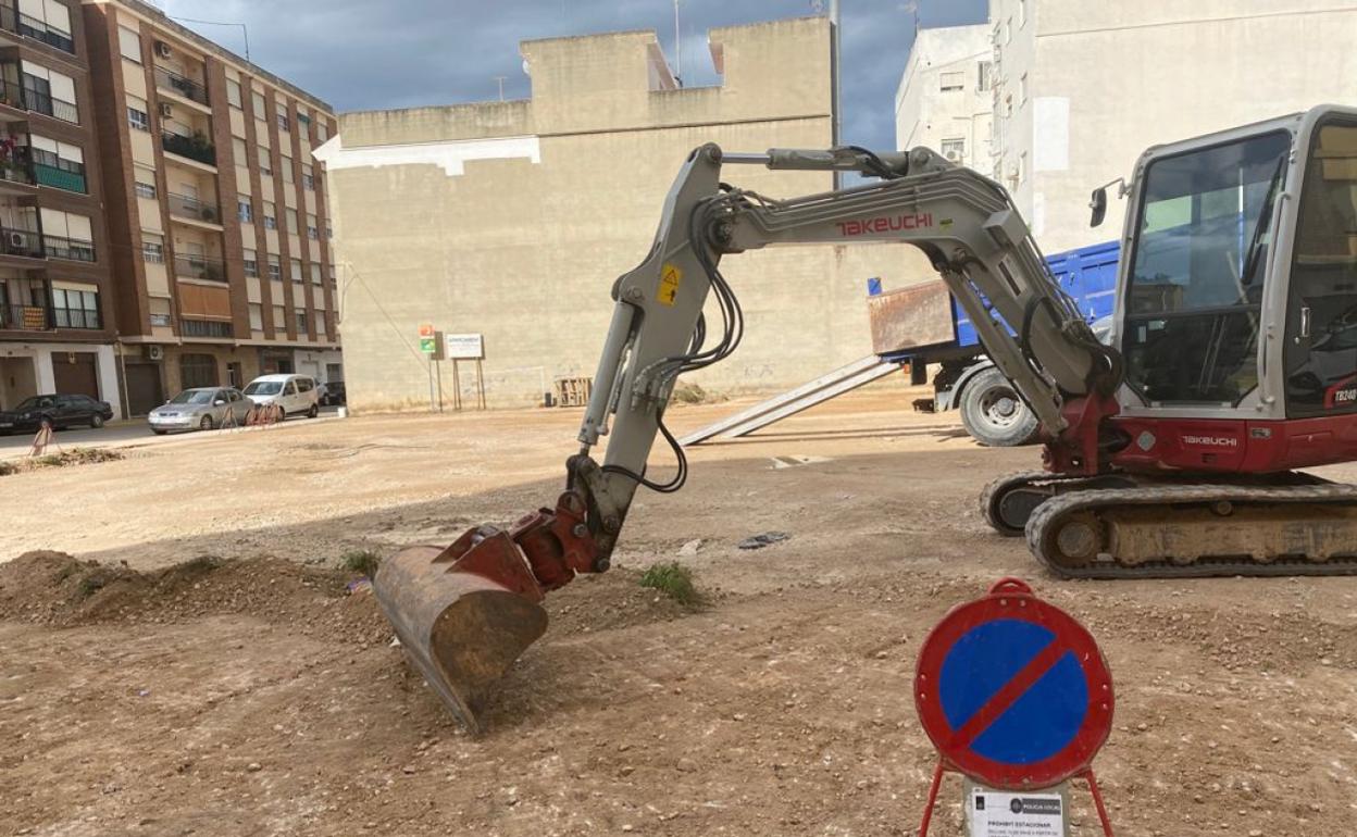 Obras en uno de los solares de Carlet. 