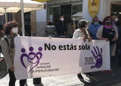 Imagen secundaria 1 - Nerea, una de las vecinas e imágenes de la concentración en Sagunto. 