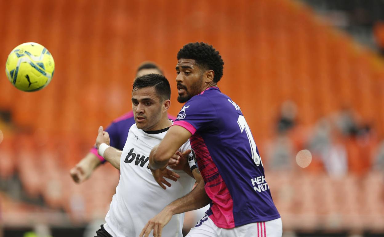 Maxi Gómez intenta deshacerse del marcaje de Janko durante el partido del domingo en Mestalla. 