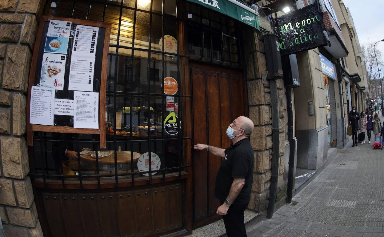 Un hostelero abre su bar.