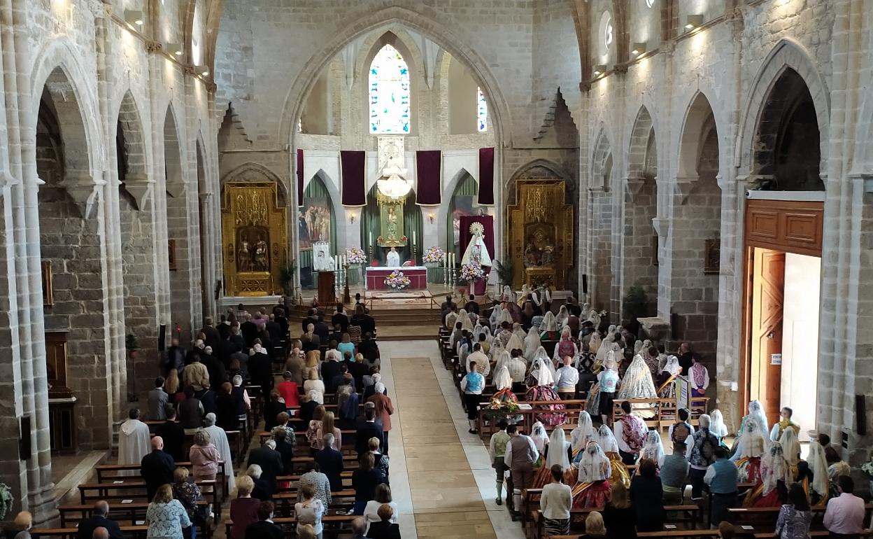 Interior de la Colegiata de Gandia, durante la celebración de la misa. 