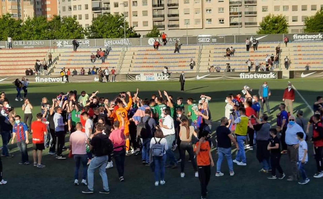 Celebración en el campo del Eldense. 