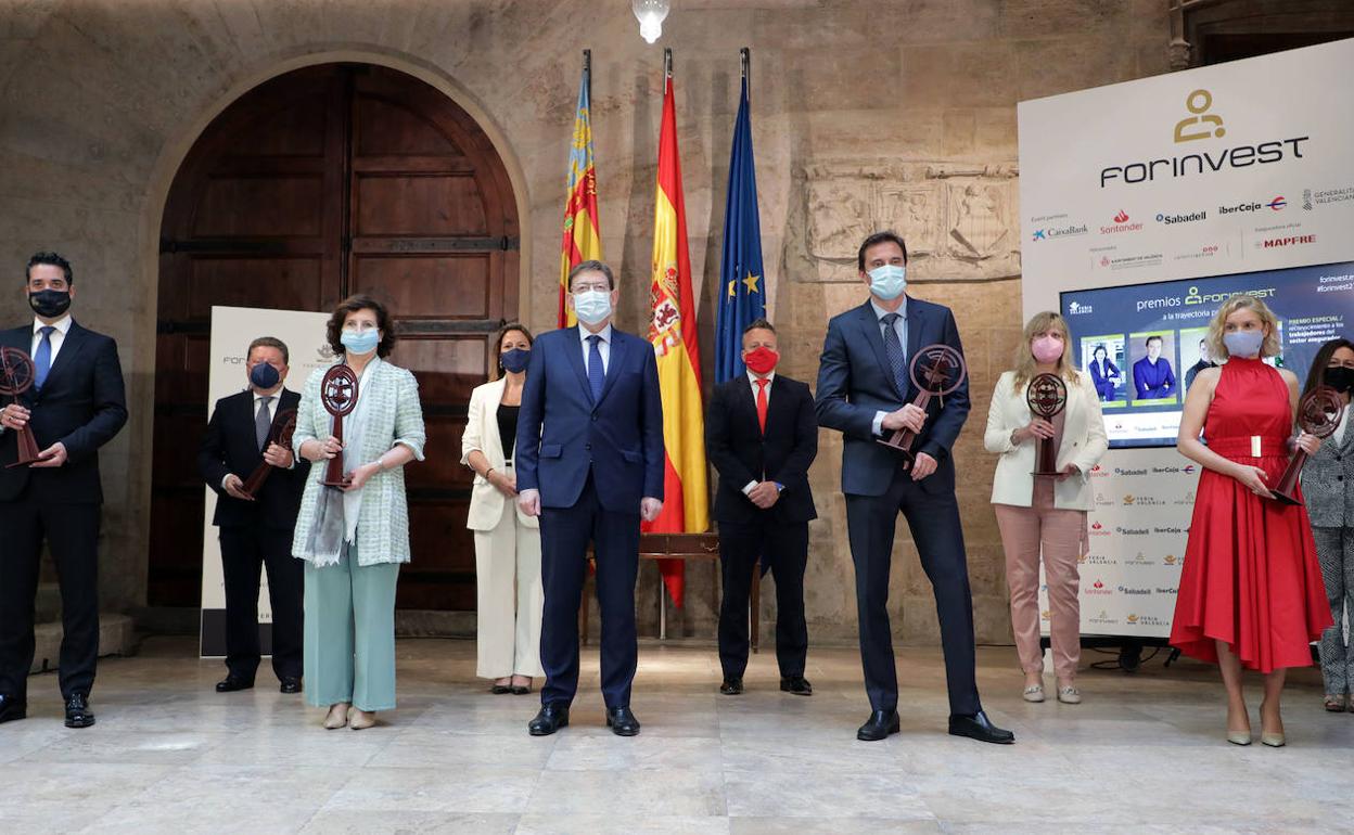 Los premiados, con el presidente de la Generalitat, Ximo Puig. 